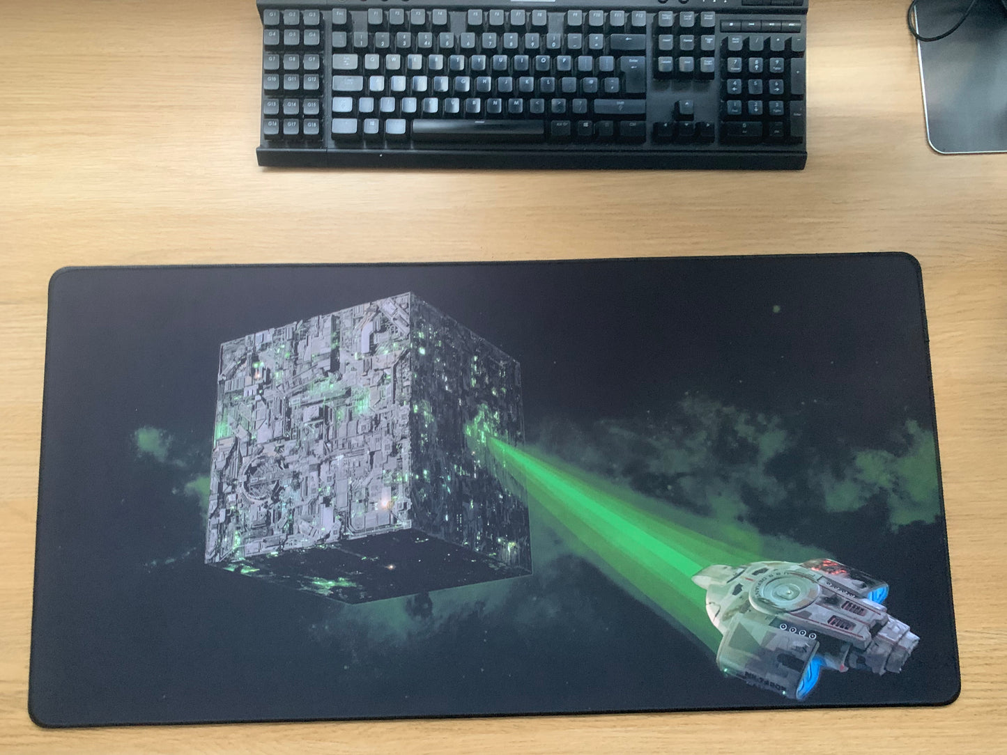 Borg Cube meets Defiant, ST: DS9